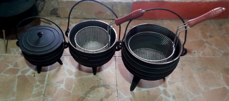 Ollas de 3 patas y coladores metálicos
