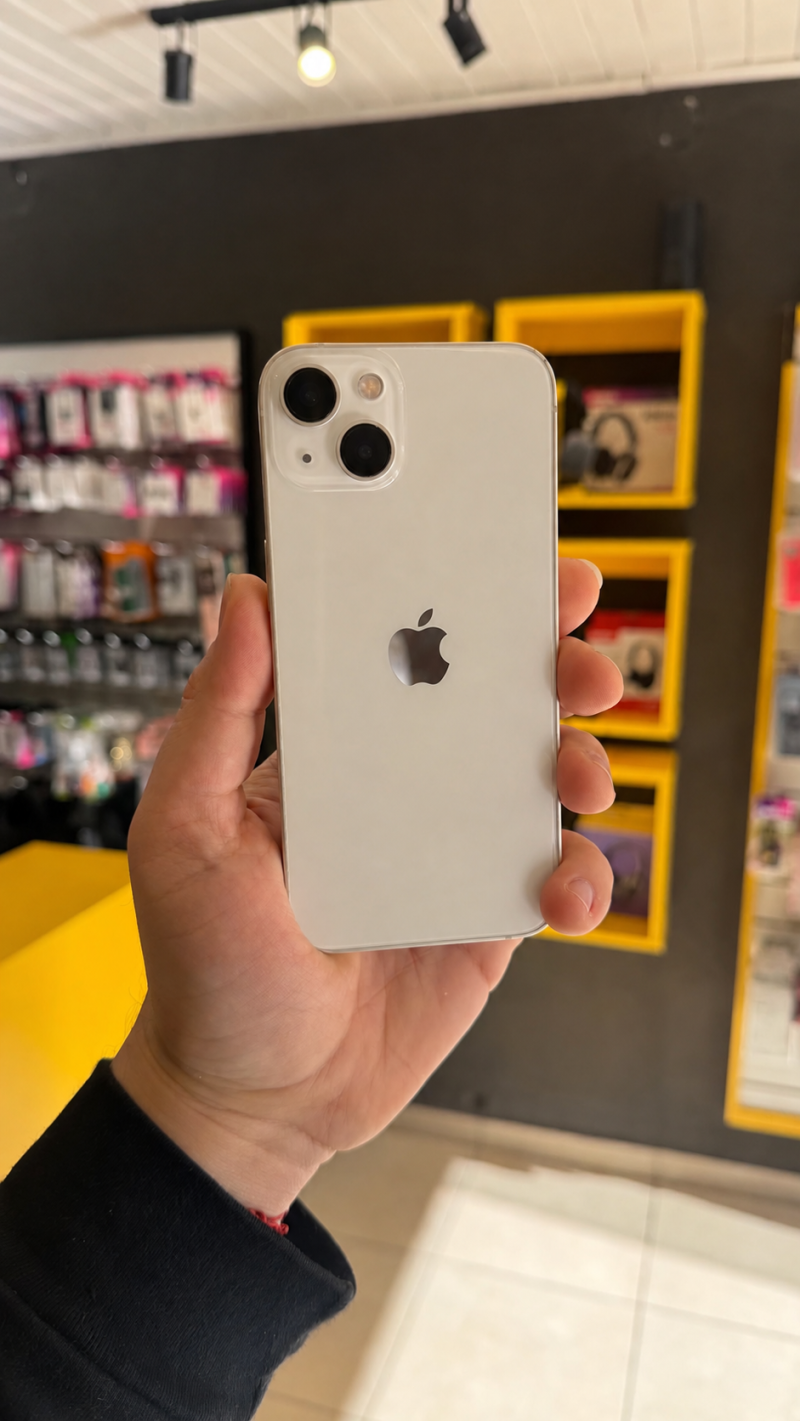 Apple iPhone 13 en color blanco (Starlight / Blanco Estrella)