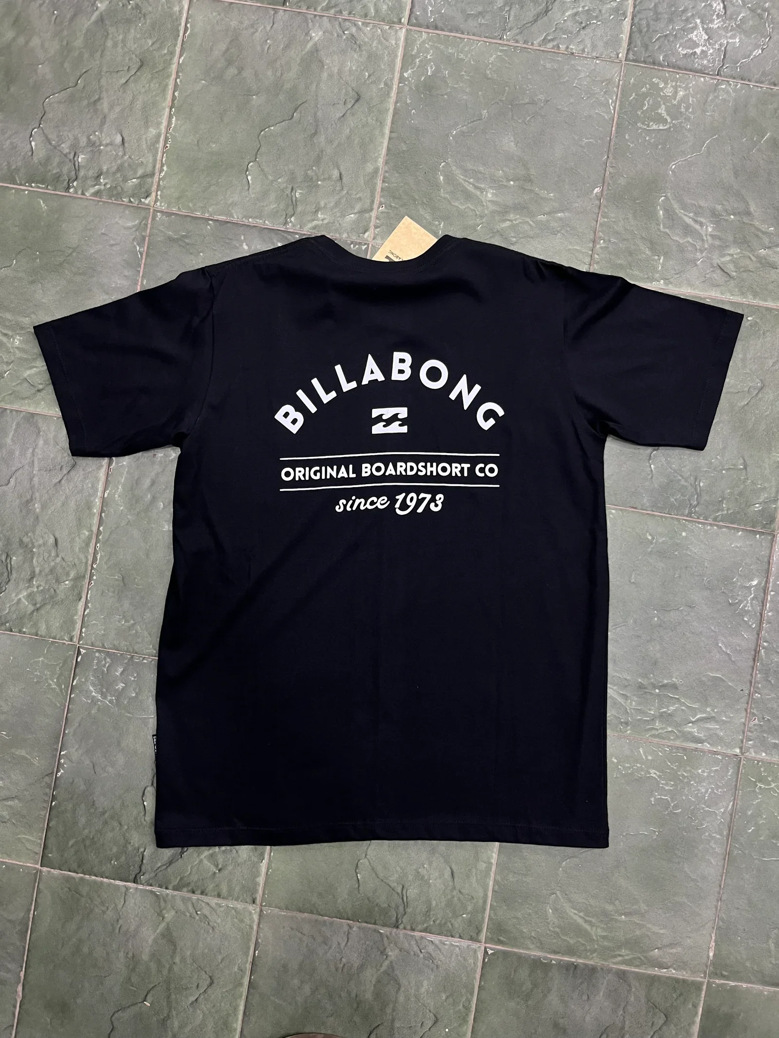 Remera oscura bila