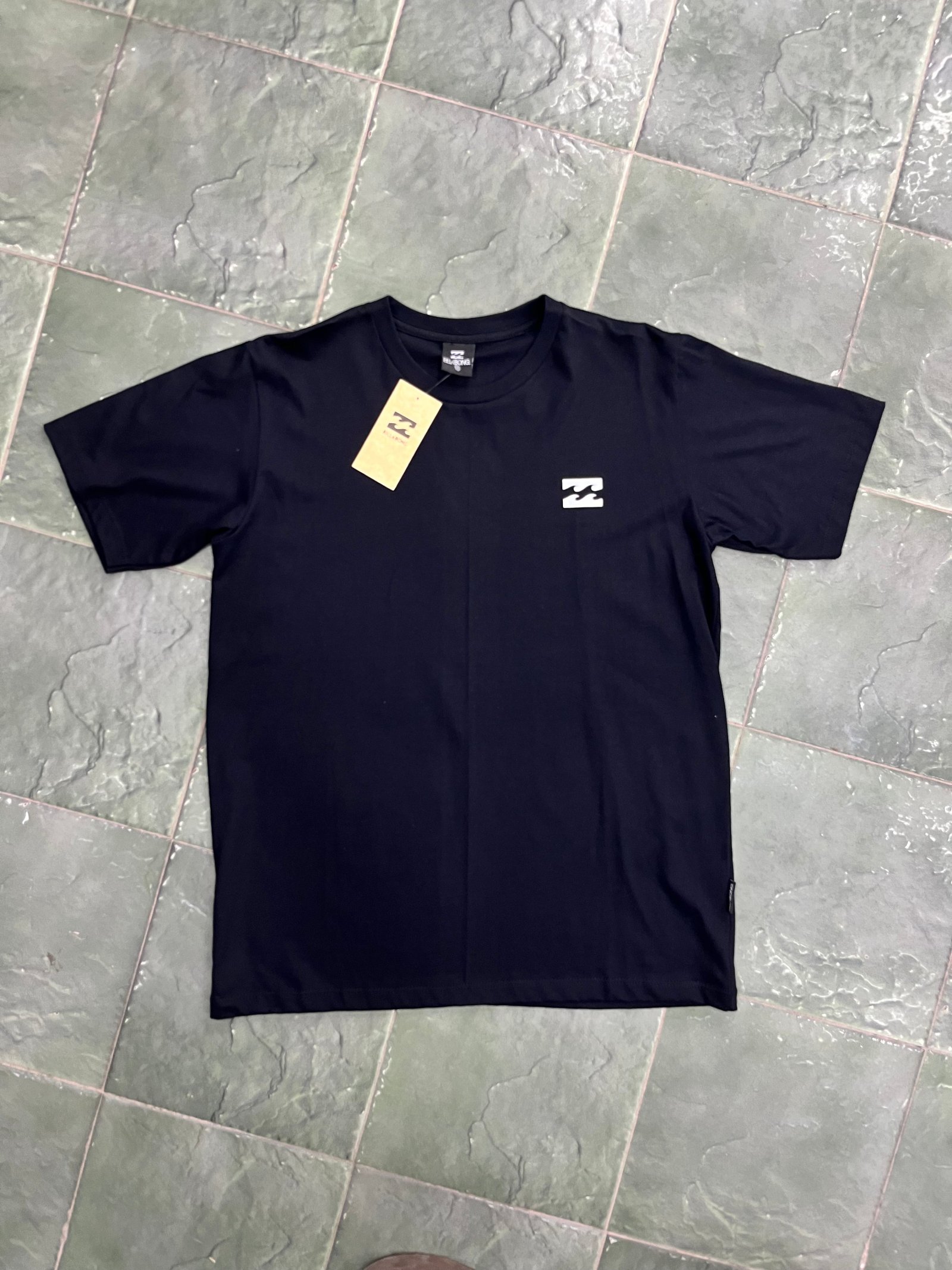 Remera oscura bila